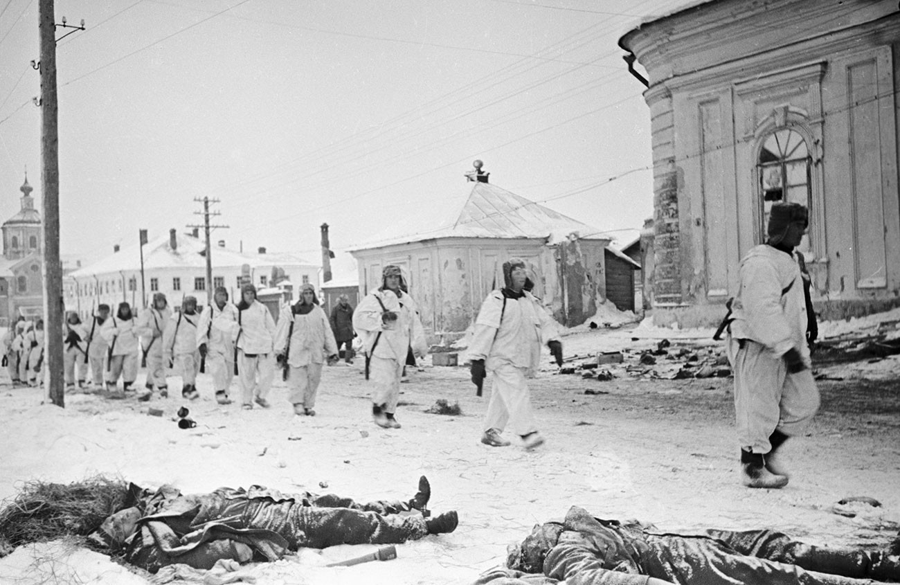Durante a ofensiva de Kalinin, a cidade (hoje chamada Tver) foi liberada por unidades dos 29º e 31º Exércitos da Frente Kalinin. Soldados do Exército Vermelho entram na cidade. Contraofensiva em Moscou.