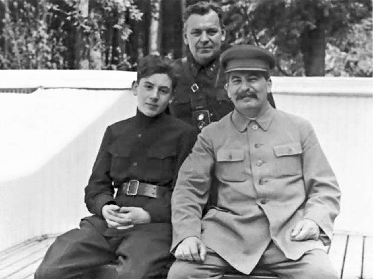 Nikolay Vlasik (tengah), bersama Josef Stalin dan Vasily Stalin.