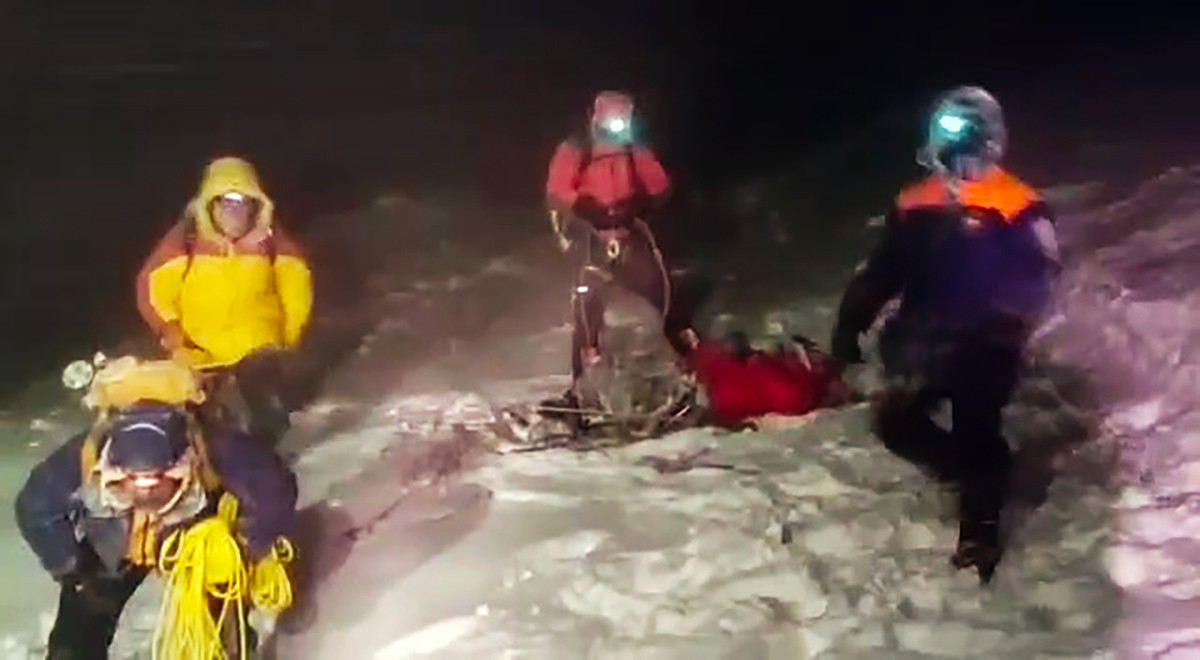 Припадници Министарства за ванредне ситуације спуштју једног од пењача-такмичара у успону на Елбрус. На надморској висини од 5,4 хиљада метара, група туриста затражила је помоћ због снежне олује. Пет људи из групе је умрло, а остали су евакуисани на пољану Азау.