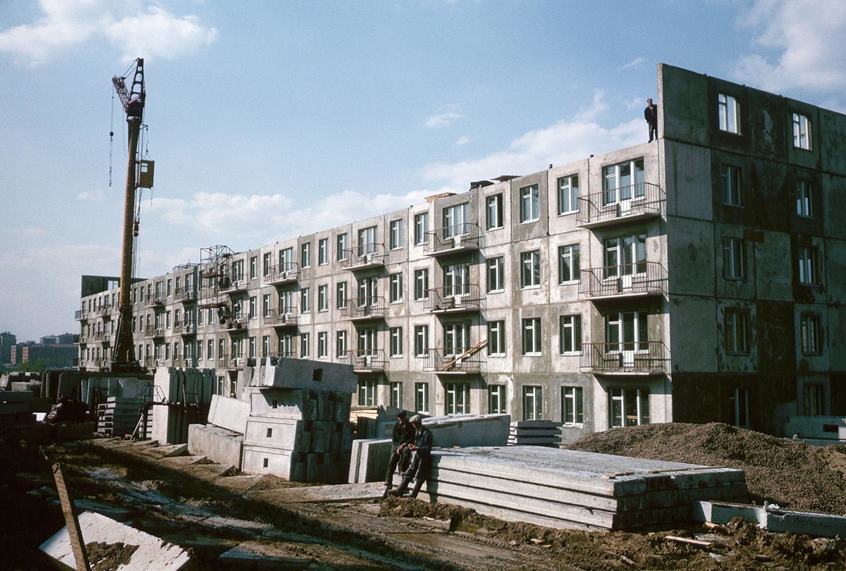 「フルシチョフカ」の建設作業、1964年