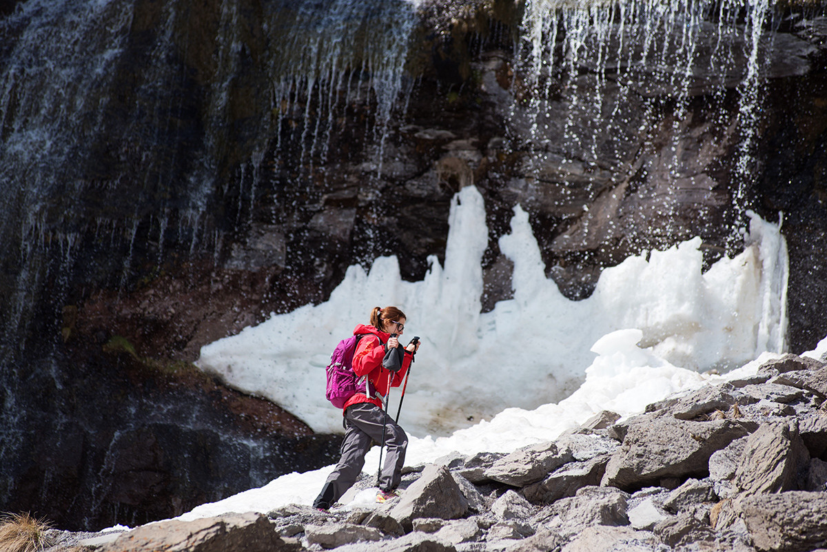 エルブルス山に登る前に女性登山家は順応のために散歩している。