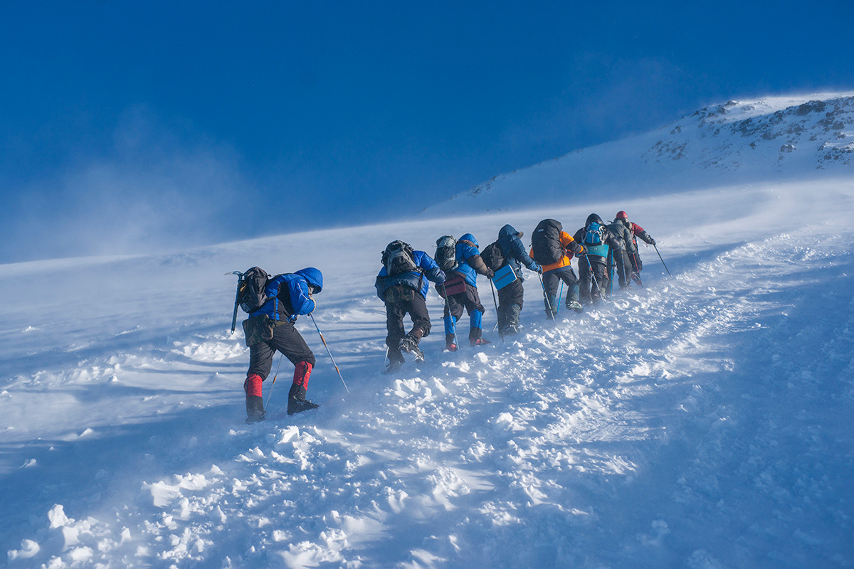 エルブルス山に登る登山家のグループ