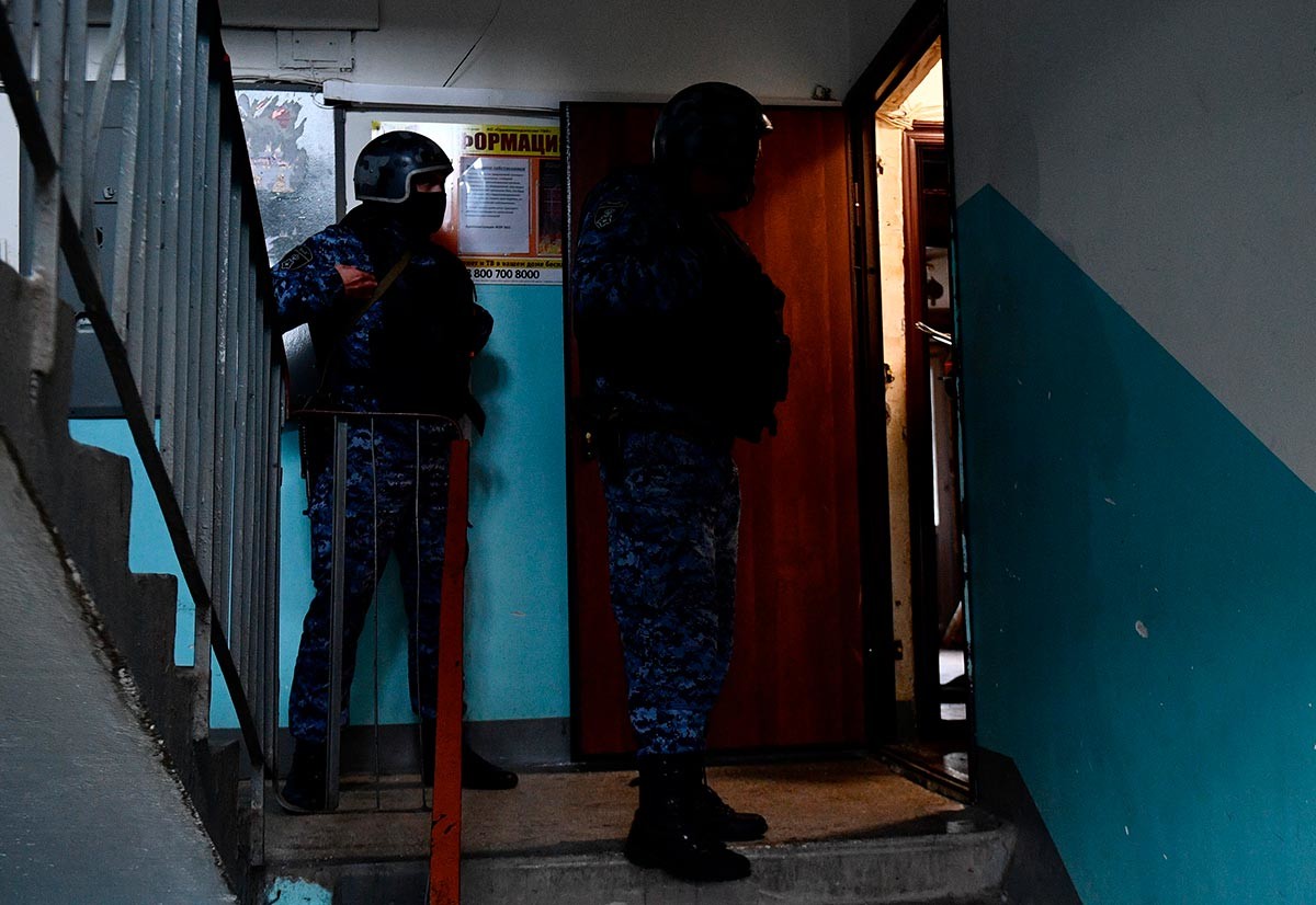 Agents des forces de l'ordre faisant le tour des appartements d'un immeuble à Ekaterinbourg (Oural) suite à un rapport de détonnement d'explosion de gaz