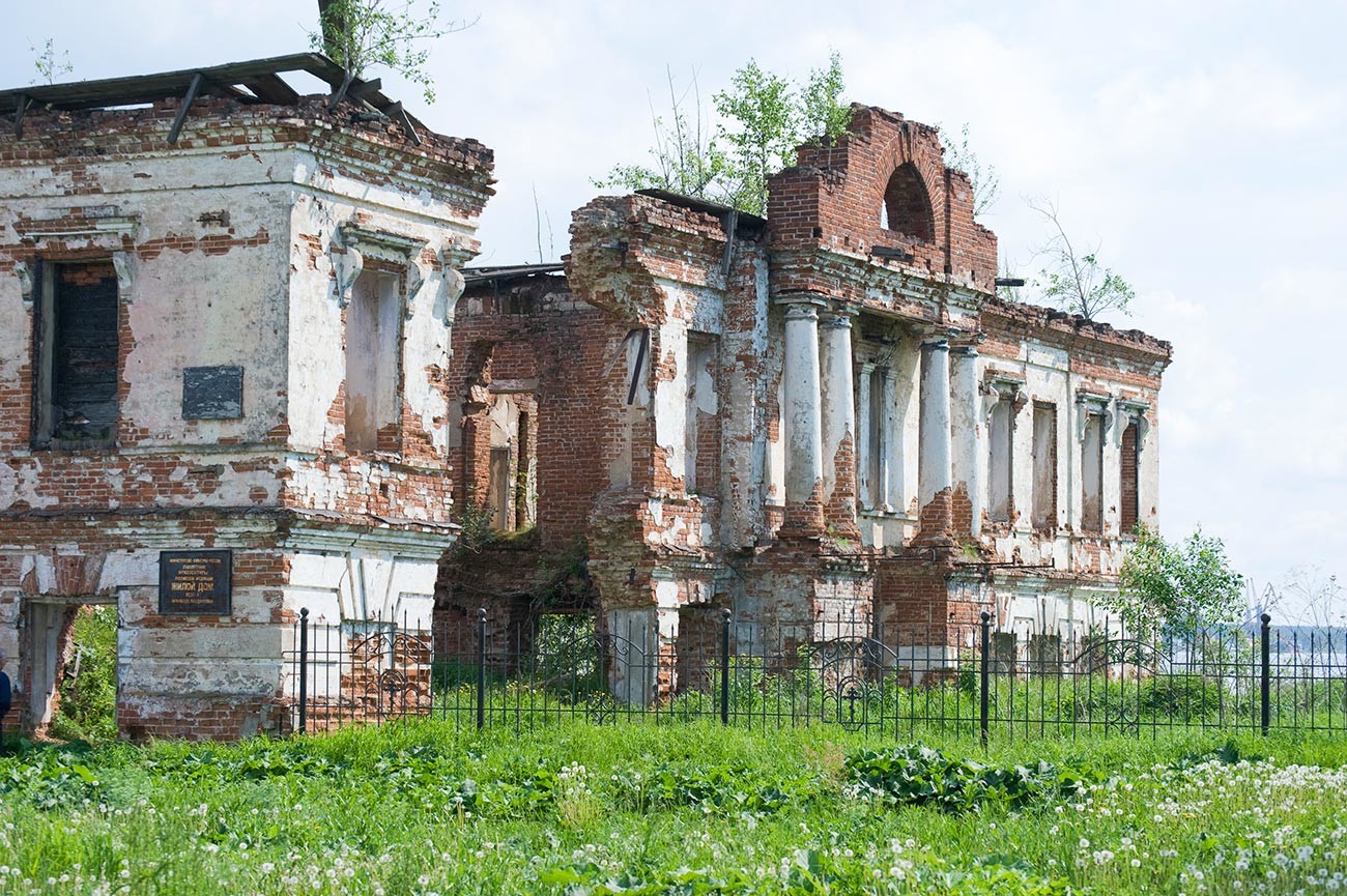 Ruins of Abamalek-Lazarev mansion, courtyard view. June 9, 2011