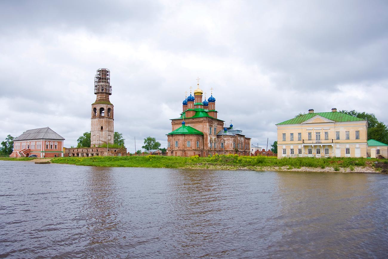 Usolye. Central ensemble, northeast view from Kama River. From left: Stroganov Chambers, bell tower & Transfiguration Cathedral, Golitsyn mansion. June 12, 2011