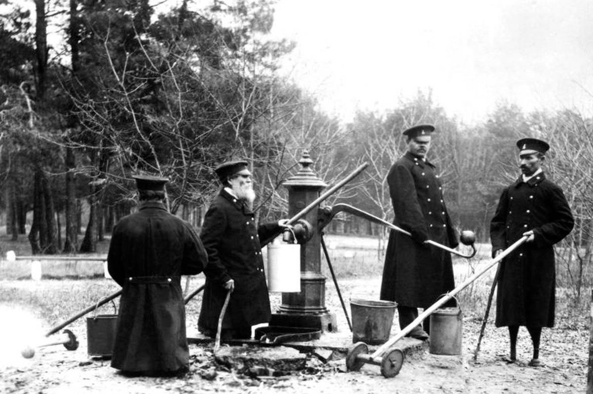 井戸で水を汲む障がい者、1901年