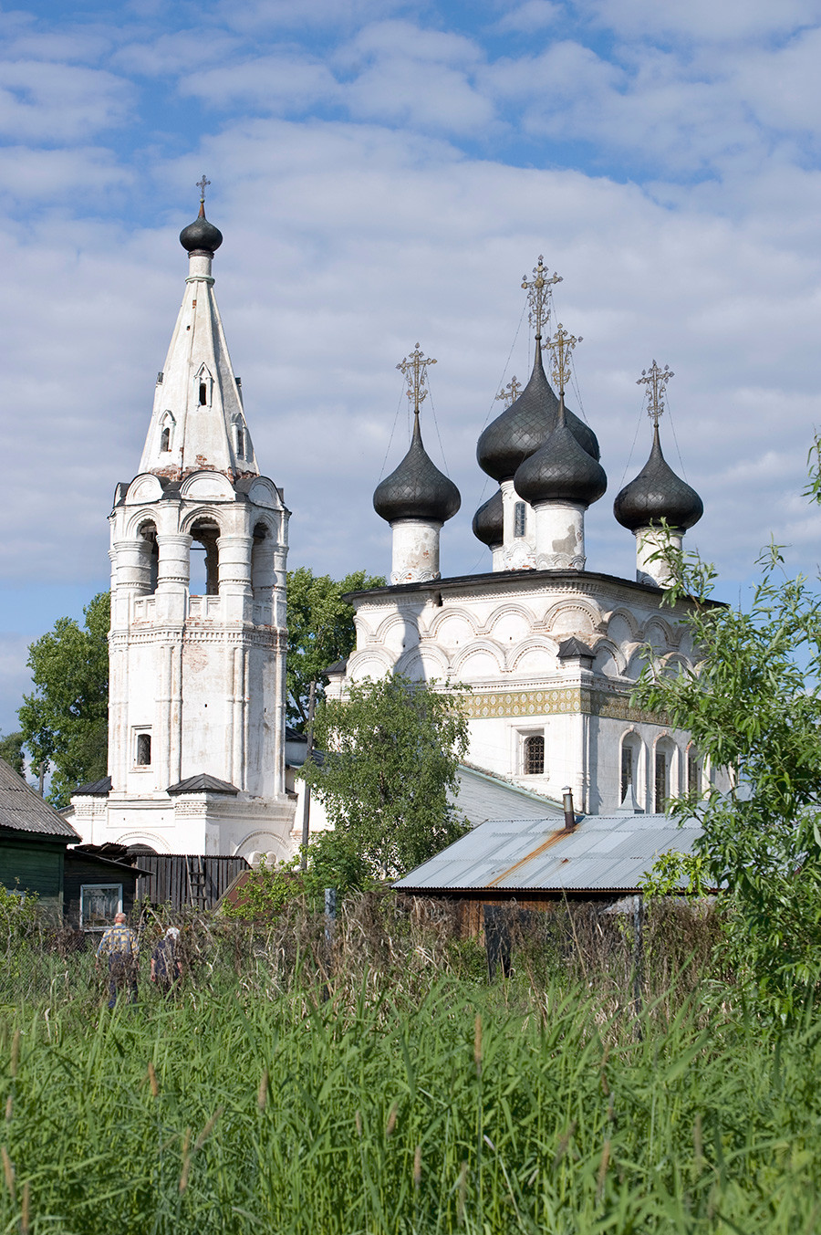 Belozersk. Clocher et église de l'icône du Sauveur miséricordieux. 9 juin 2010
