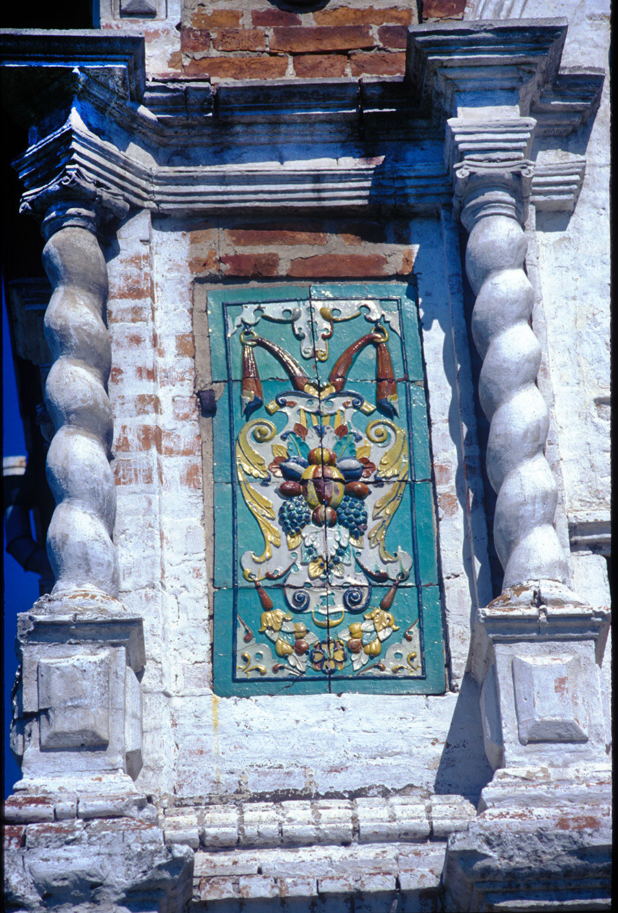 Cathédrale de la Présentation. Façade ouest avec panneau de céramique. 26 juin 1999
