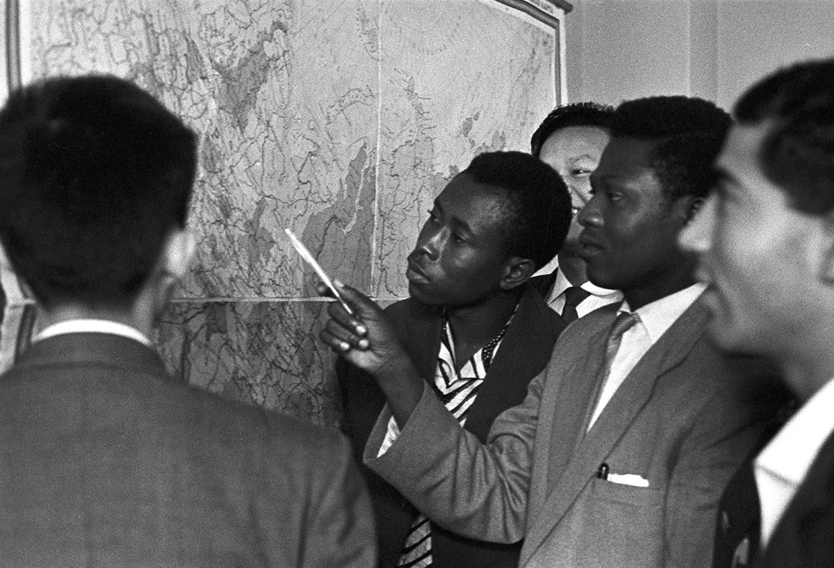 Eugene Amagashi (segundo por la derecha), estudiante de la Universidad de la Amistad de los Pueblos, vino a estudiar a Moscú desde Ghana. 