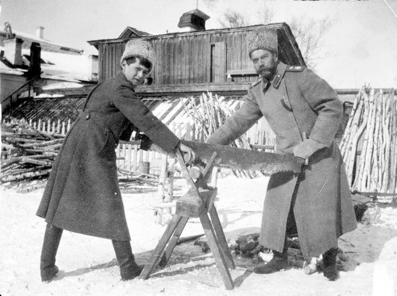 Tsarevich Alexei dan Nicholas II, musim dingin 1917-1918, Tobolsk.

