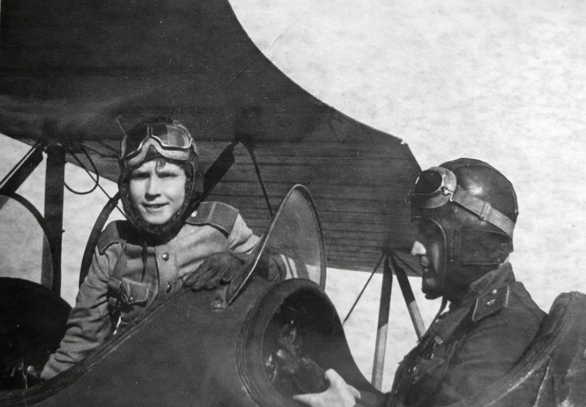 Николай Каманин с Аркадием в самолете По-2.