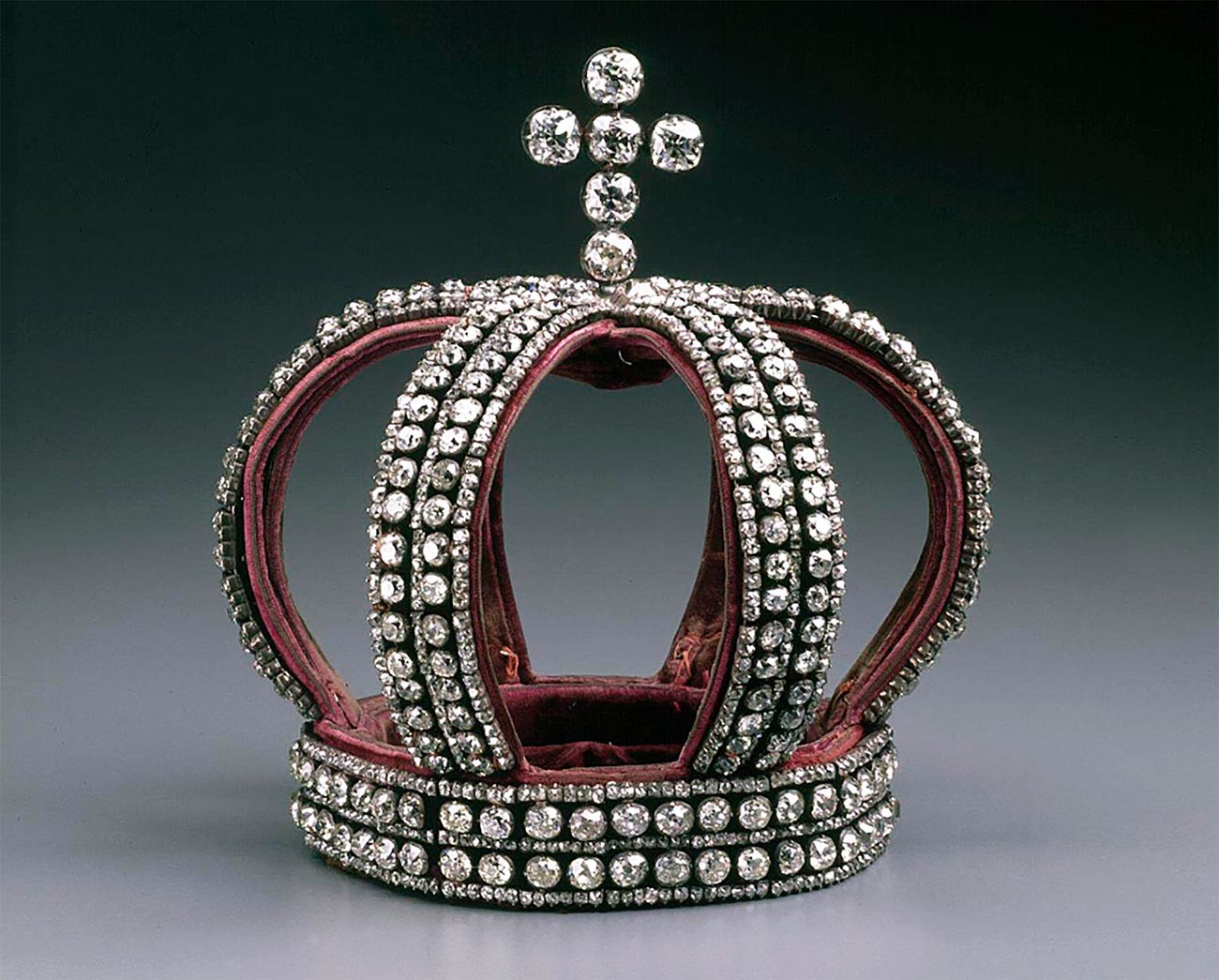 Une couronne impériale des Romanov de 1884 en argent, diamants et velours