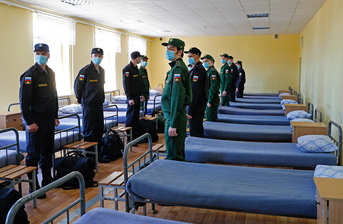 Регрути у касарни пред слање на служење војног рока, 20. мај 2020, Калињинград, Русија.