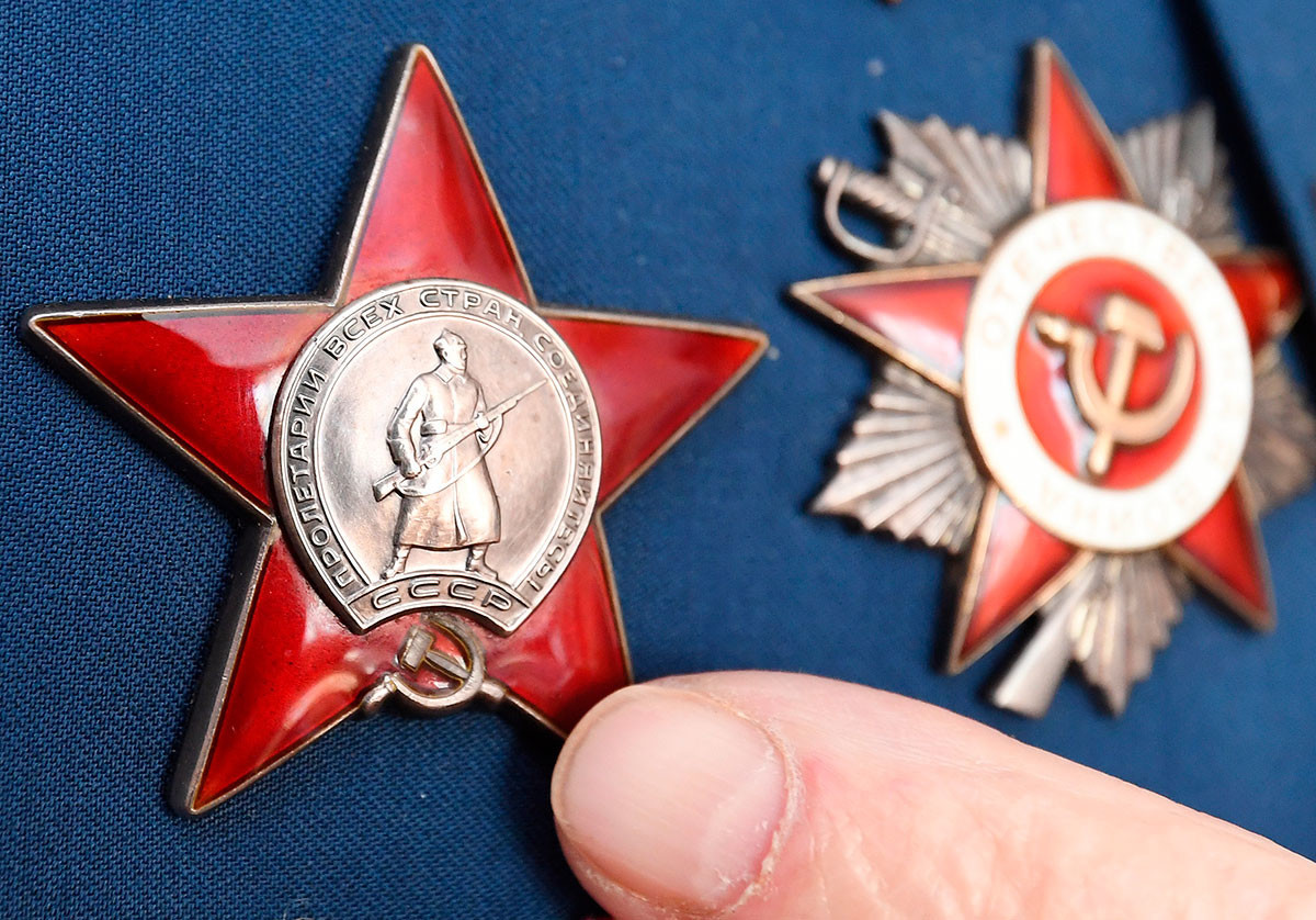 'Orde Bintang Merah' dan 'Orde Perang Patriotik' (kanan) dari veteran Perang Patriotik Alexey Dmitrievich Samokhin.