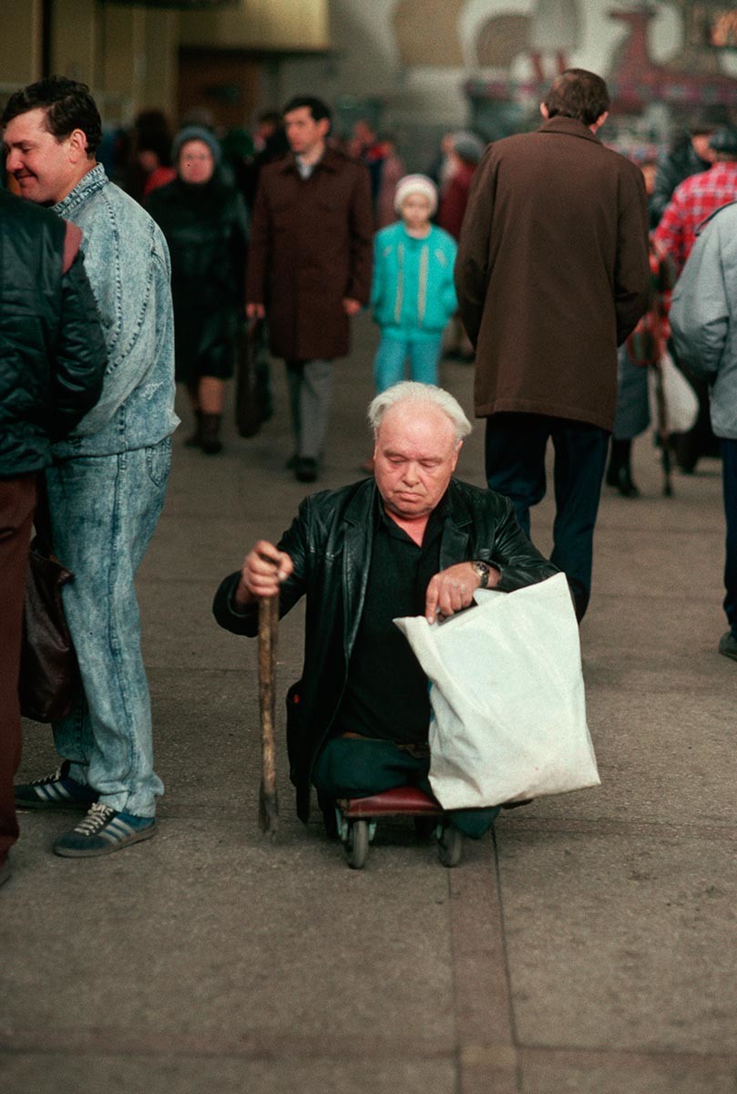 Un signore disabile in un mercato di Novokuznetsk, in Siberia
