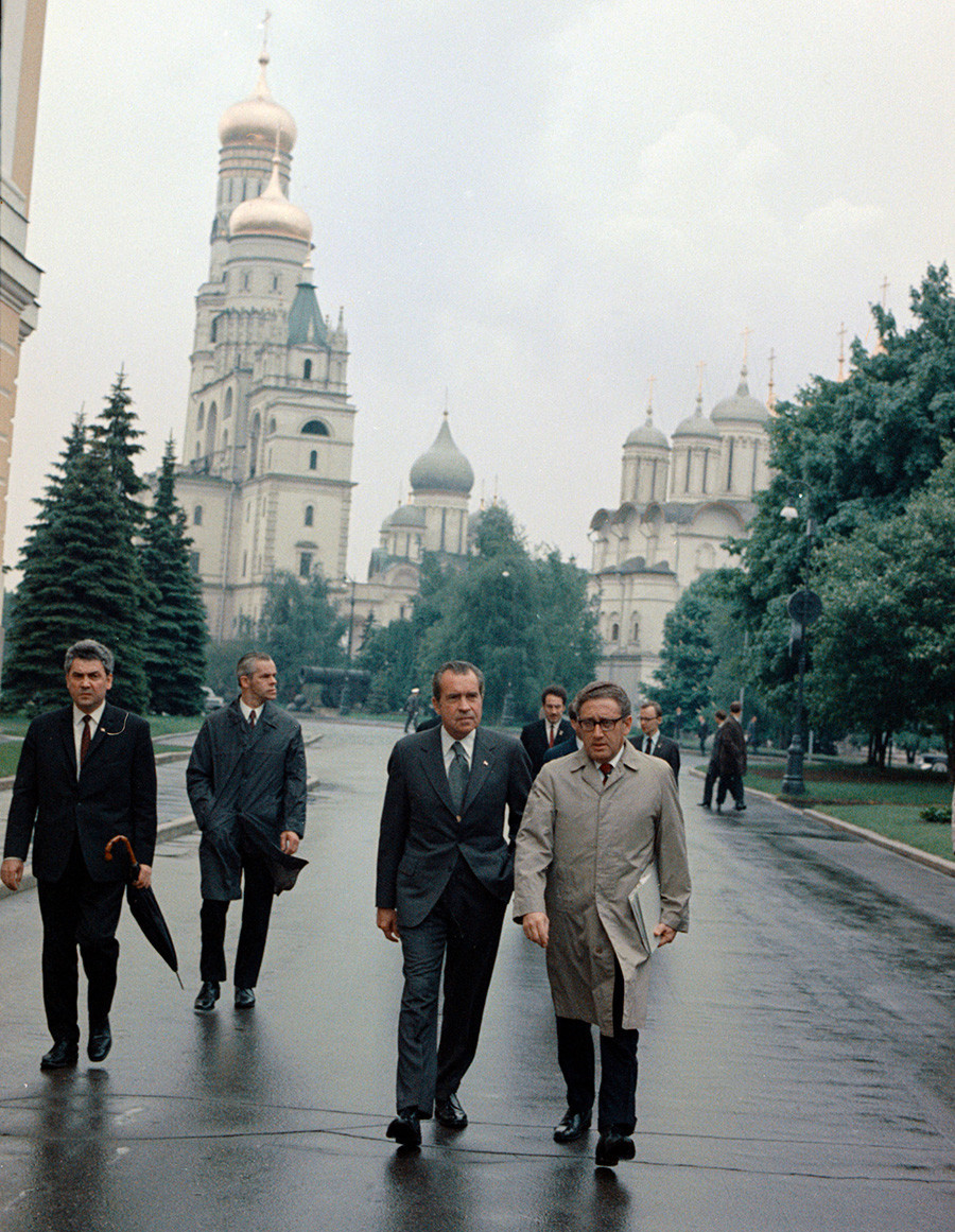 Presiden Richard Nixon (kedua dari kanan), berjalan bersama Penasihat Keamanan Nasional Henry Kissinger (kanan) di dalam kawasan Kremlin, 29 Mei 1972.