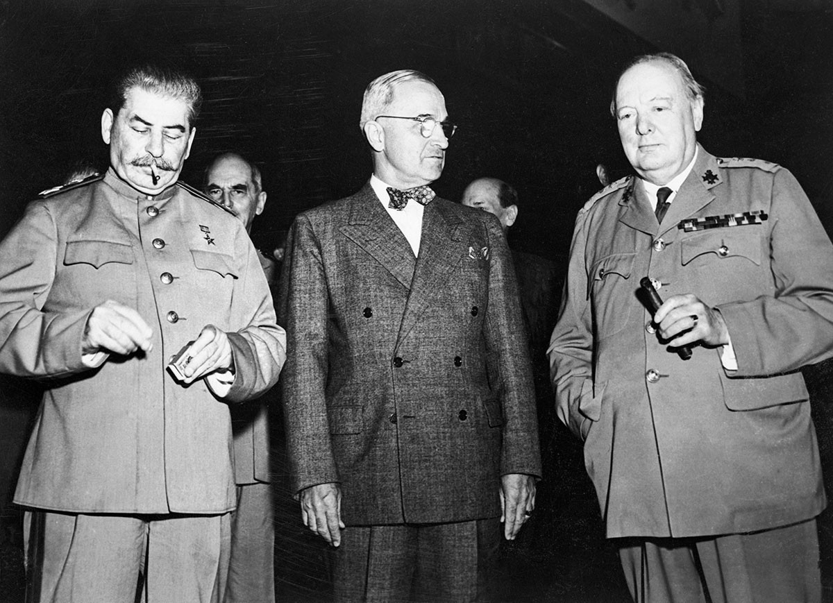 Joseph Stalin, Harry Truman, dan Winston Churchill di Potsdam.