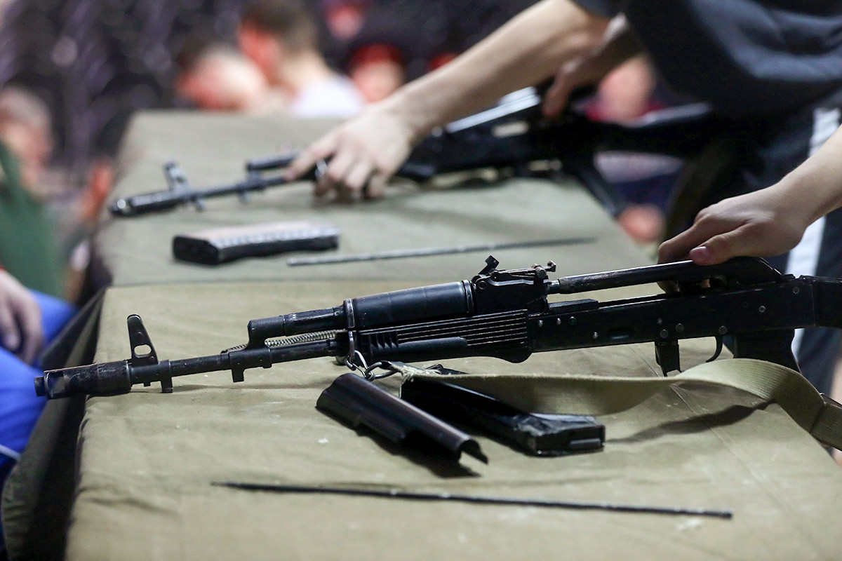 Kadeti prolaze tečaj sklapanja i rasklapanja automata AK-47. Spartakijada, natjecanje u vojnoprimijenjenim sportovima Unije veterana rata, Tatarstan.