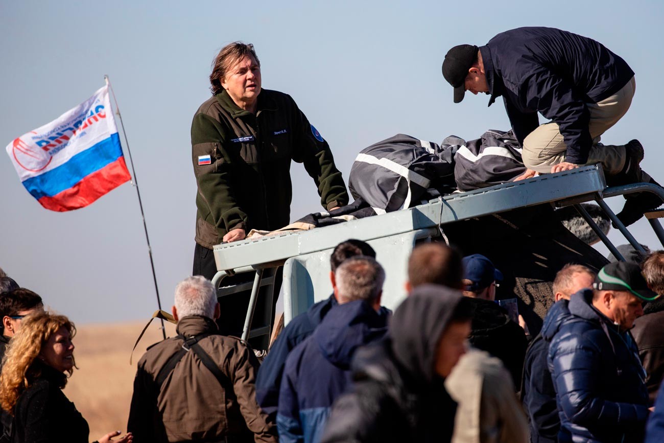 The Director General of Channel One Konstantin Ernst (in the background on the left) after landing the descent vehicle of the Soyuz MS-18 transport manned spacecraft