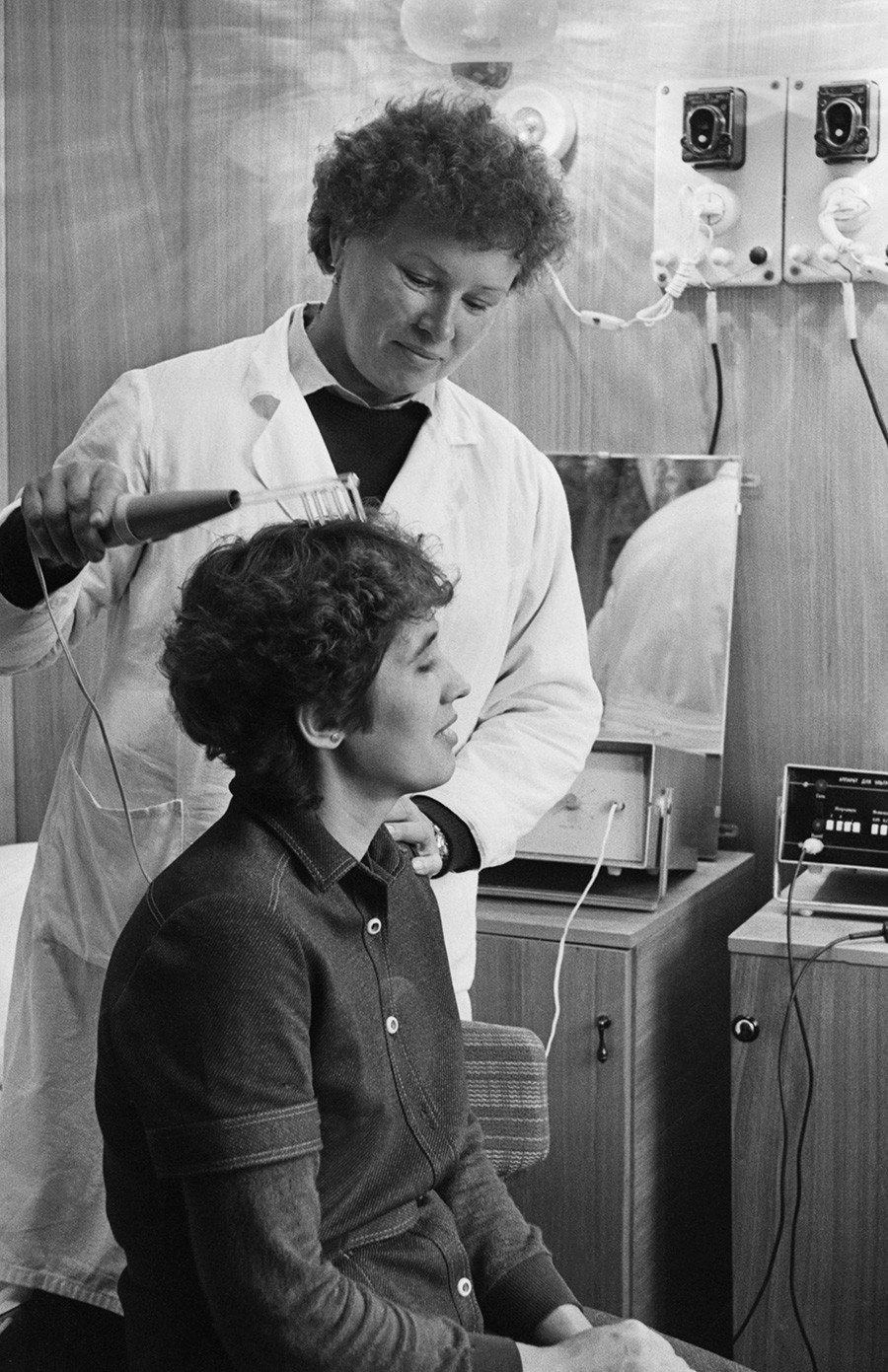 Un employé d'une fabrique de meubles dans un cabinet de physiothérapie. Perm, 1988