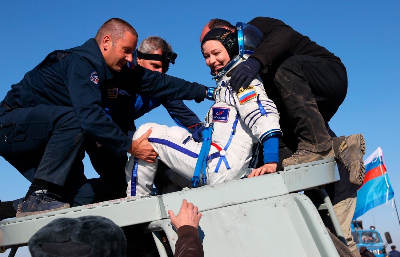 Membro da equipe de filmagem do filme ‘Vizov’, atriz Iúlia Peresild deixando o módulo de pouso da nave Soyuz MS-18
