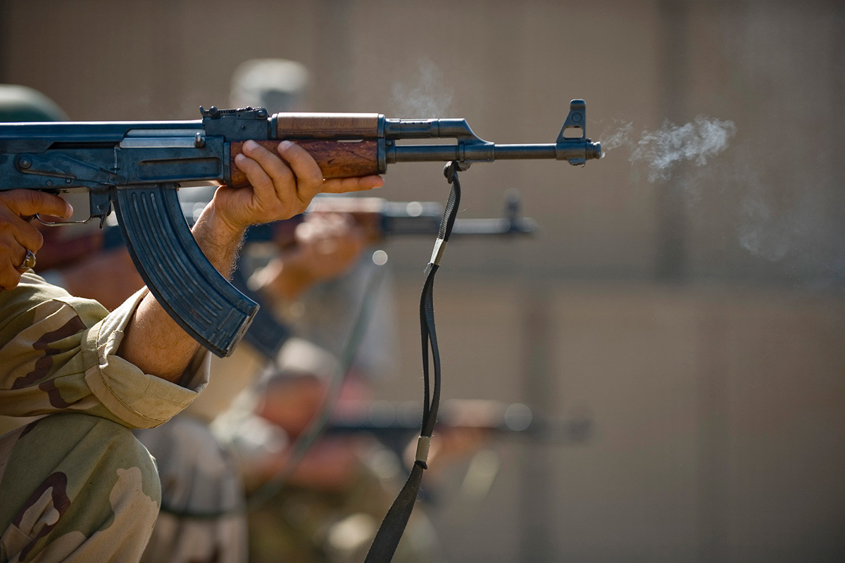 Aviadores iraquíes disparan AK-47 durante ejercicios de tiro, 2011