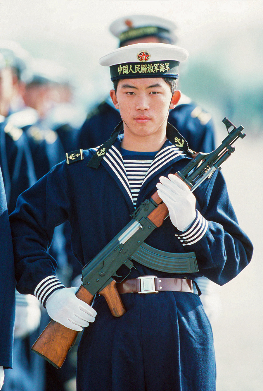 Marinero chino con un fusil de asalto “Tipo 56”