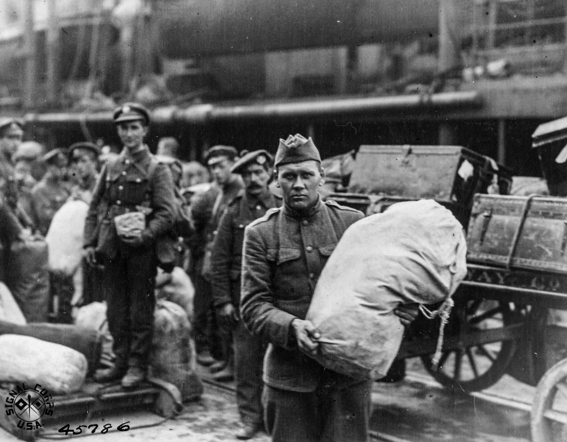 Амерички војник приликом утовара залиха за брод који креће у Русију, 1918.