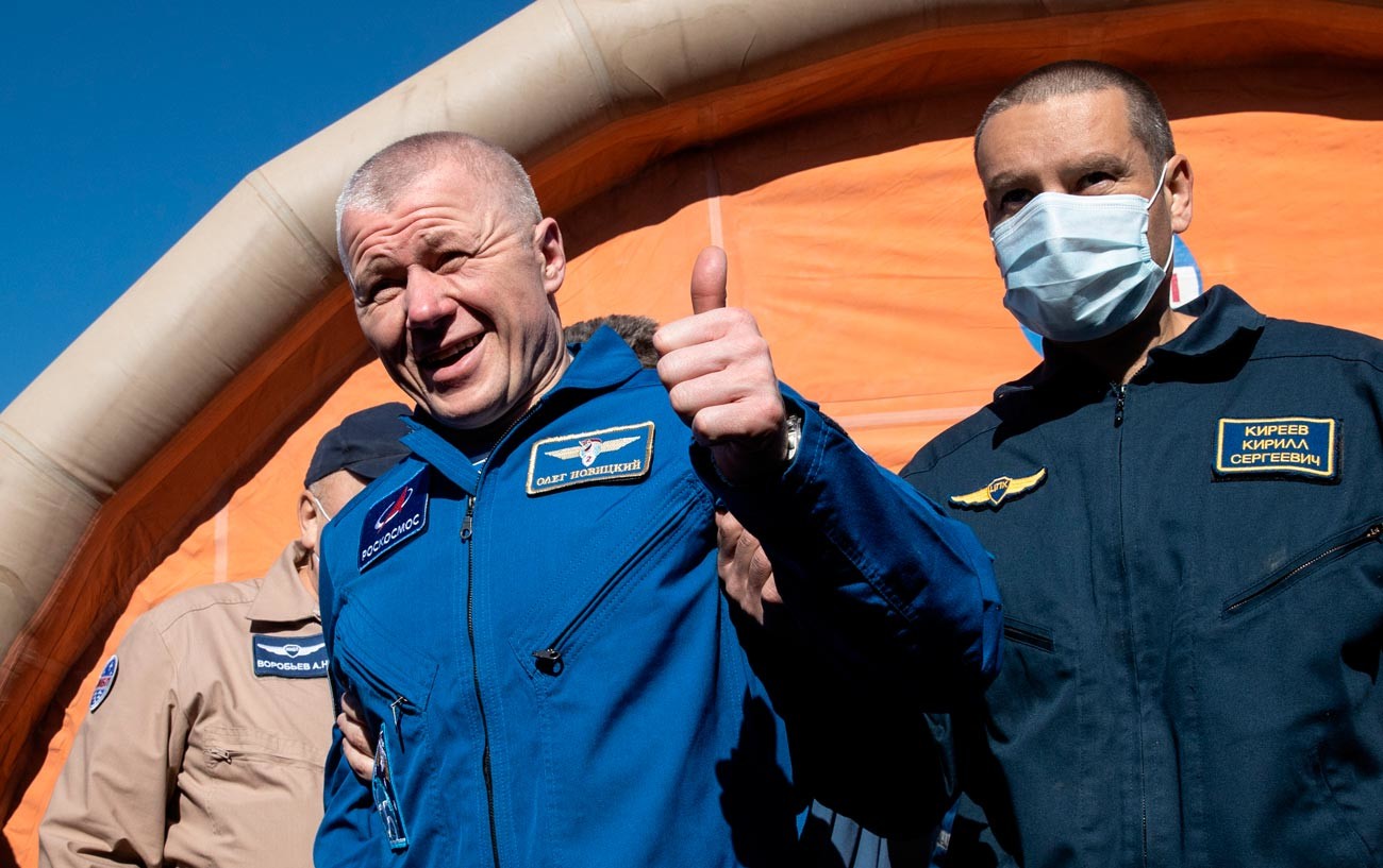 Il cosmonauta Oleg Novitskij (a sinistra) dopo l'atterraggio della navicella Sojuz MS-18
