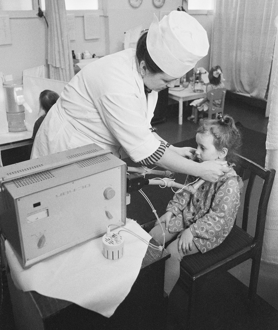 Un fisioterapeuta trata a un alumno del jardín de infancia gestionado por la Fábrica de Maquinaria Hidráulica de Omskgidroprivod, 1989.
