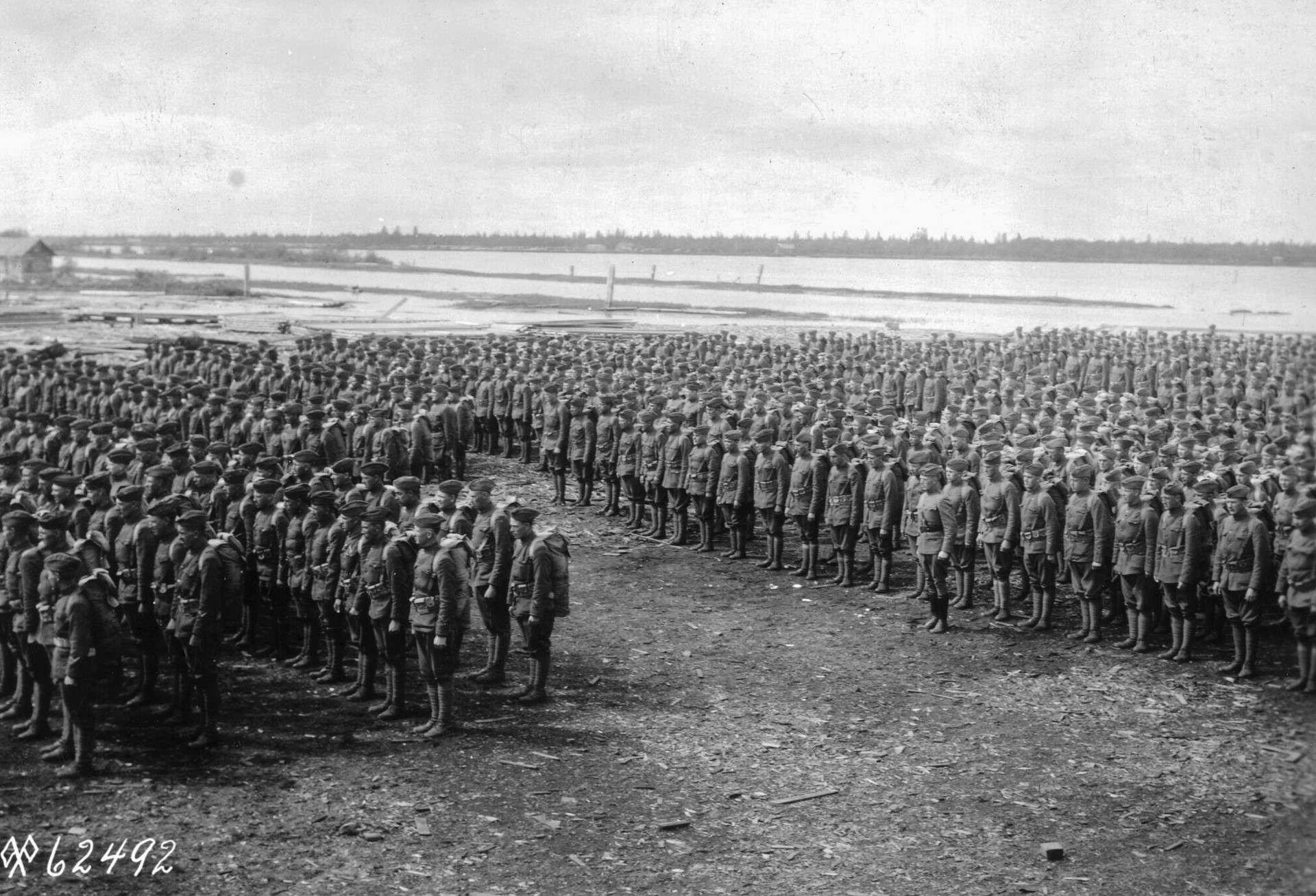 Tropas dos EUA fazem fila para inspeção antes de deixar a Rússia, em junho de 1919.