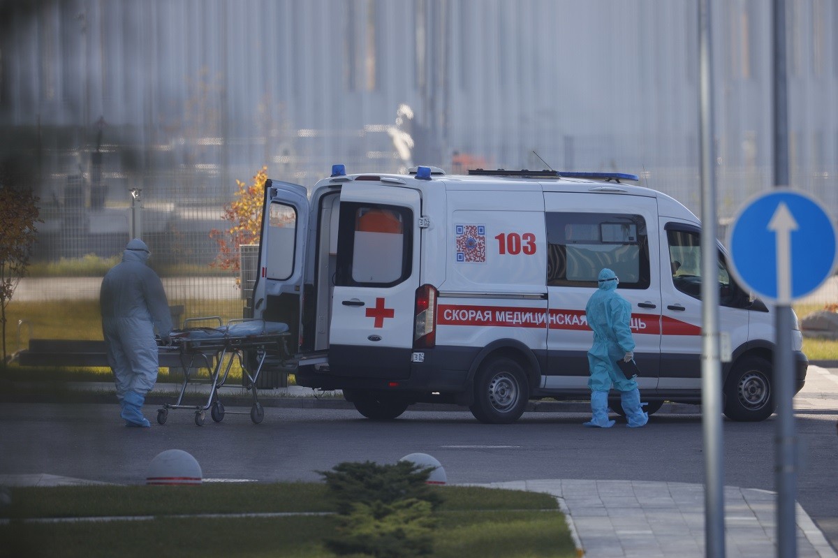Des travailleurs médicaux portant des équipements de protection près d'une ambulance à l'hôpital de Kommounarka, en périphérie de Moscou