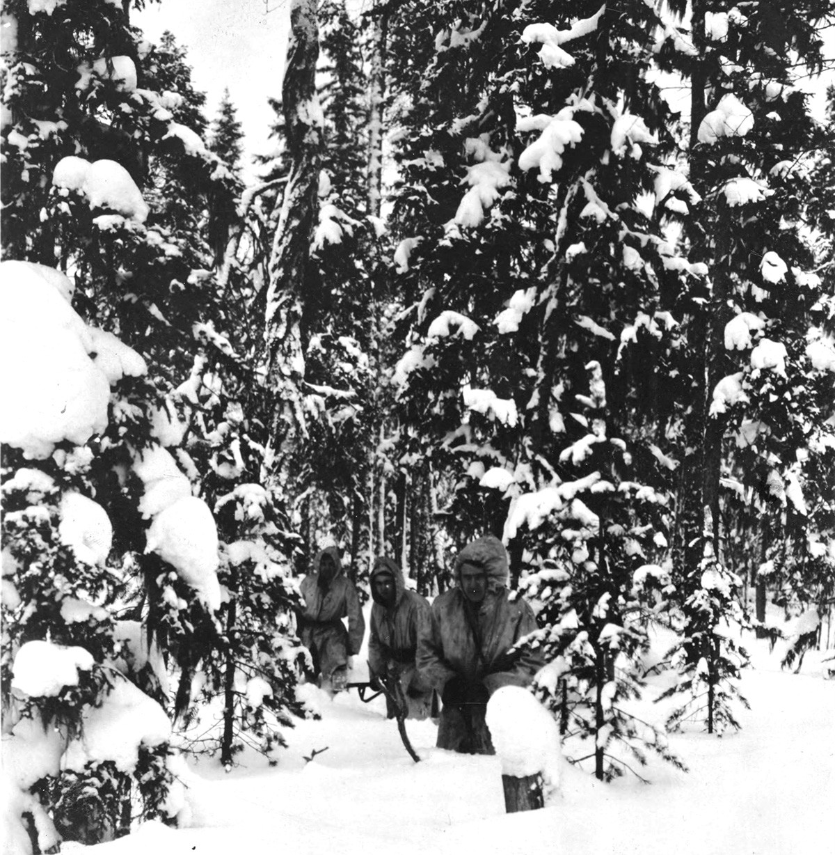 Ameriški vojaki v snegu v kamuflažnih oblačilih