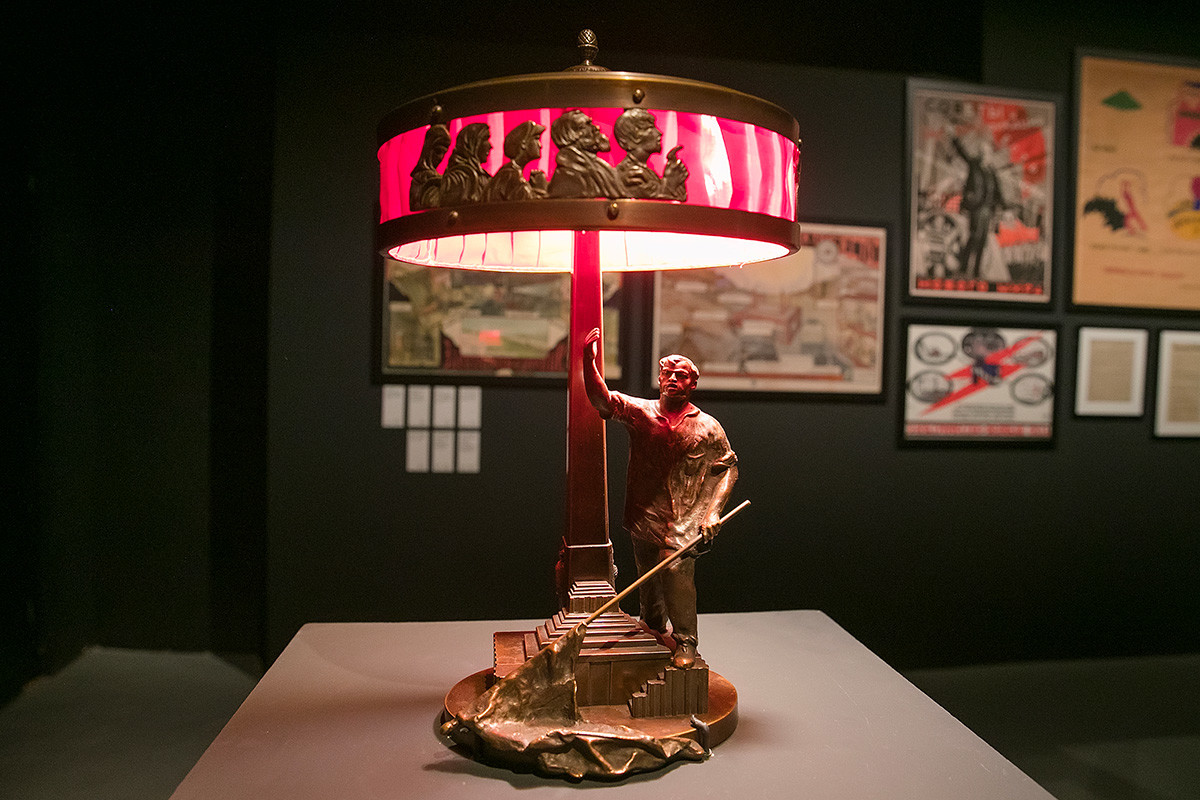 Namizna svetilka s figuro zastavonoše iz dvajsetih ali tridesetih let. Iz izbirke Mihaila Vilkina