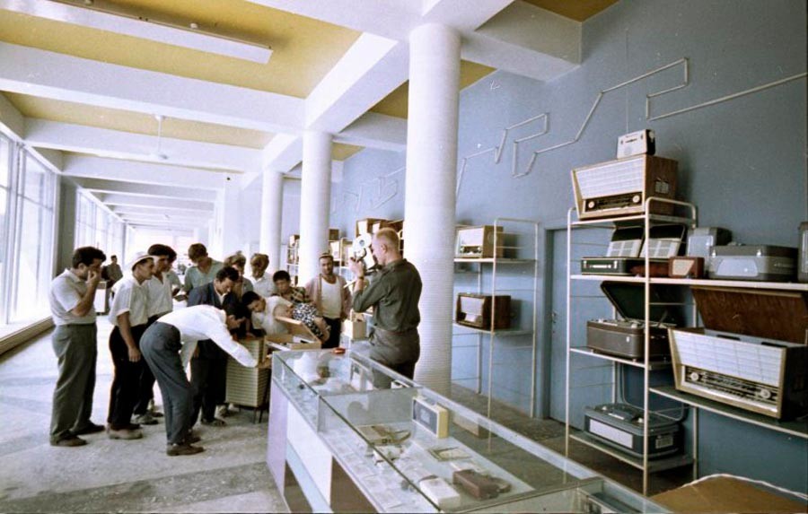 В магазине радиотоваров, 1963-1965 