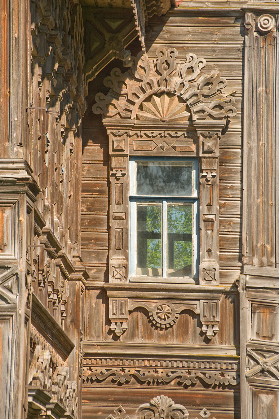 Poliashov house. Central tower, left side, window with decorative surround. May 29, 2016