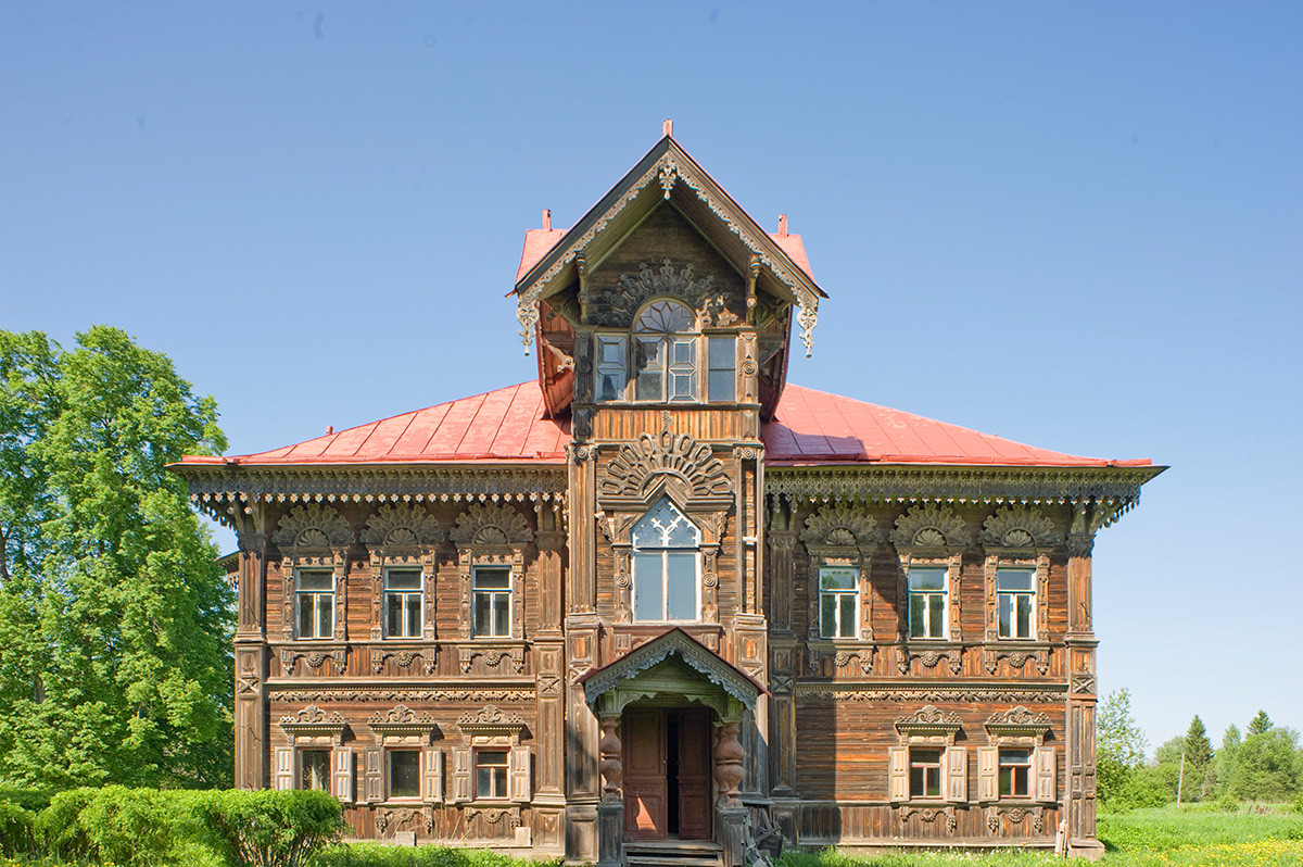 Poliashov house, south facade. May 29, 2016
