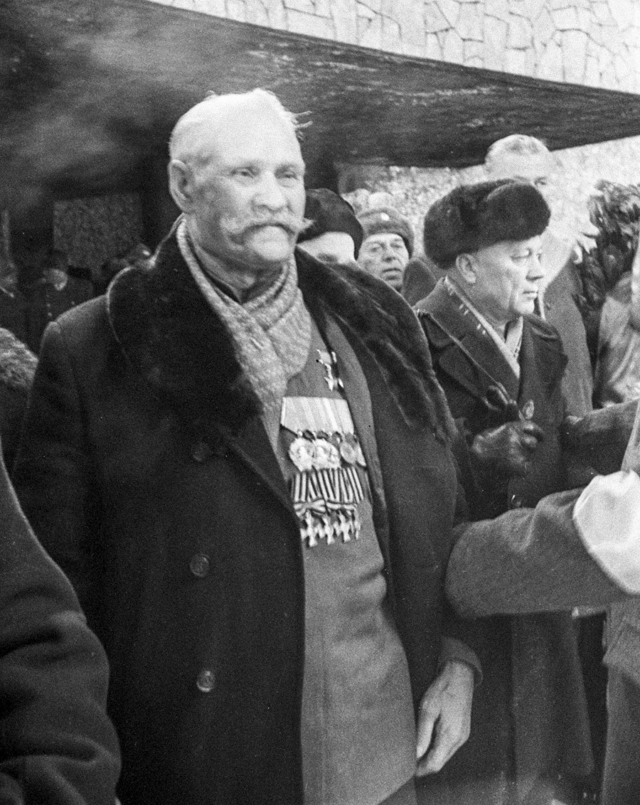 СССР, Волгоградска област, Волгоград, 2 февруари 1973 година. Бранителот на Сталинград, Херој на Советскиот Сојуз Константин Недорубов за време на 30-годишнината од победата во Сталинградската битка на Мамаевиот курган.
