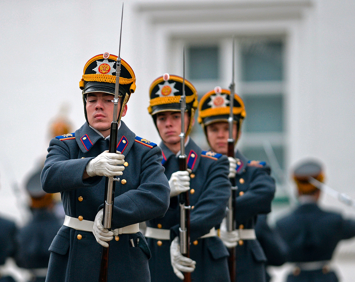 Војници на претседателскиот полк за време на церемонијата на смена на пешачката и коњичката стража на Соборниот плоштад на московски Кремљ.
