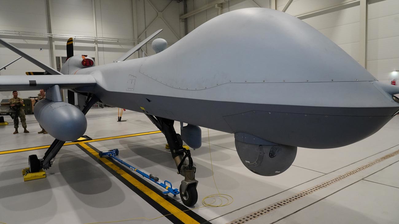 Eine MQ-9 Reaper-Drohne der US-Luftwaffe sitzt am 1. Juli 2020 in einem Hangar auf der Amari Air Base, Estland. Unbemannte US-Flugzeuge werden in Estland eingesetzt, um die Geheimdienstmissionen der NATO im Baltikum zu unterstützen.