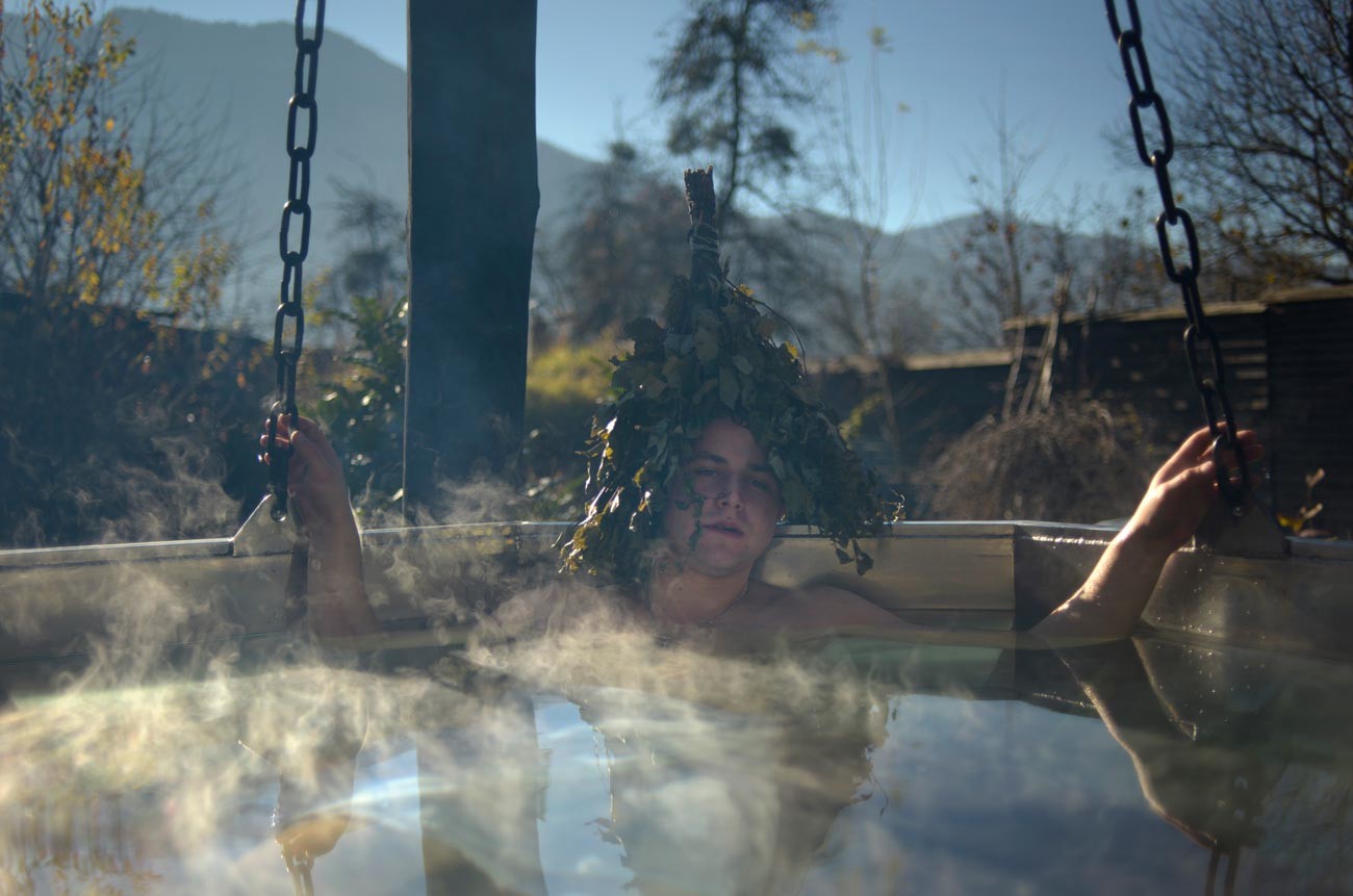 Un turista si gode la banya in un lussuoso complesso di saune chiamato 