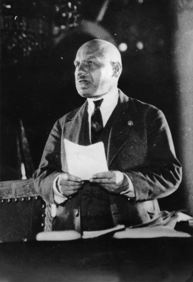 Krilenko teve envolvimento direto no estabelecimento de bases legais para as repressões em massa no final da década de 1930 na URSS. Aqui, foto dele em 1937.
