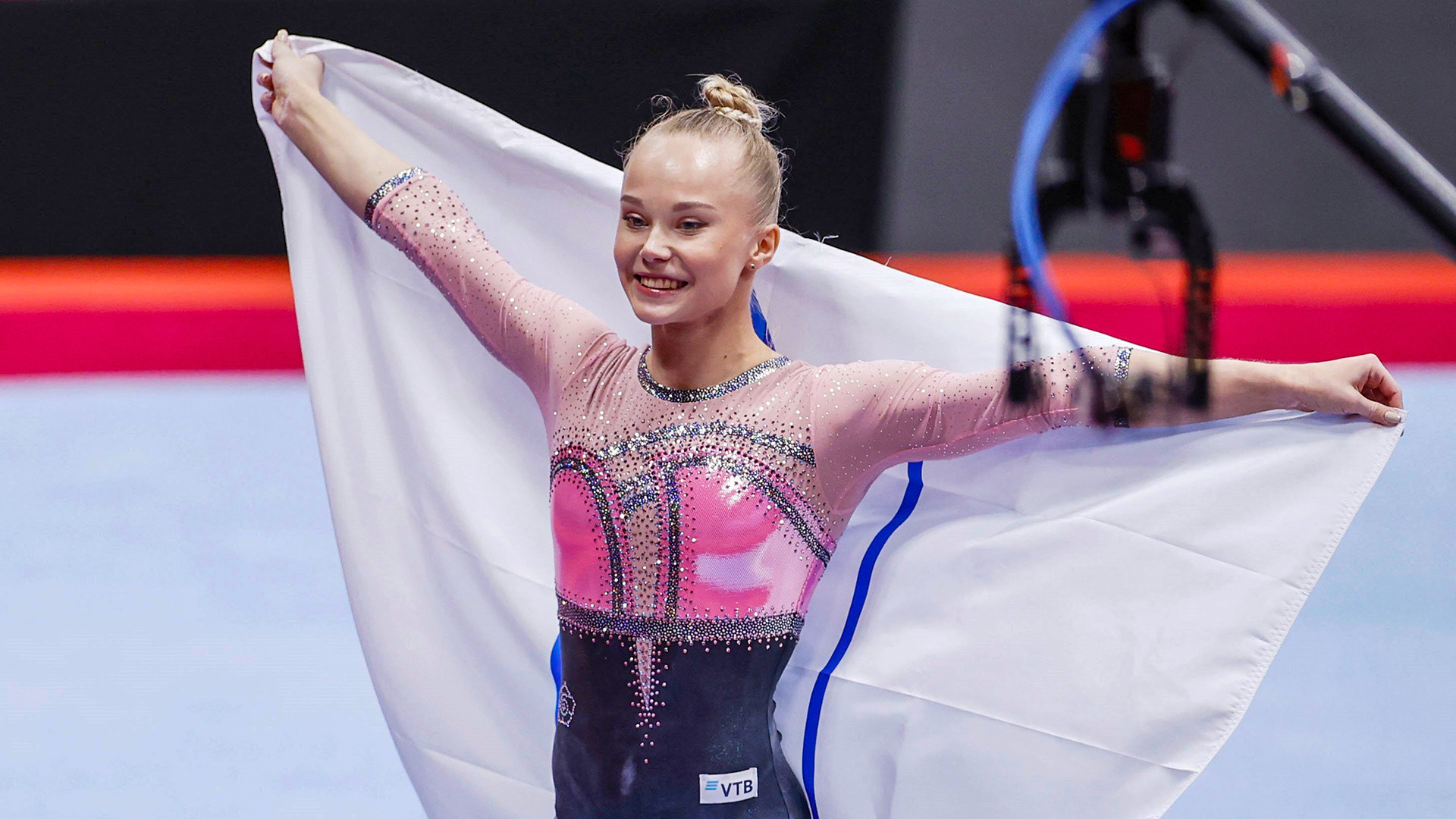 La gimnasta rusa Anguelina Mélnikova celebra la victoria en la final femenina en all-around del Campeonato Mundial de Gimnasia Artística, el 21 de octubre de 2021.