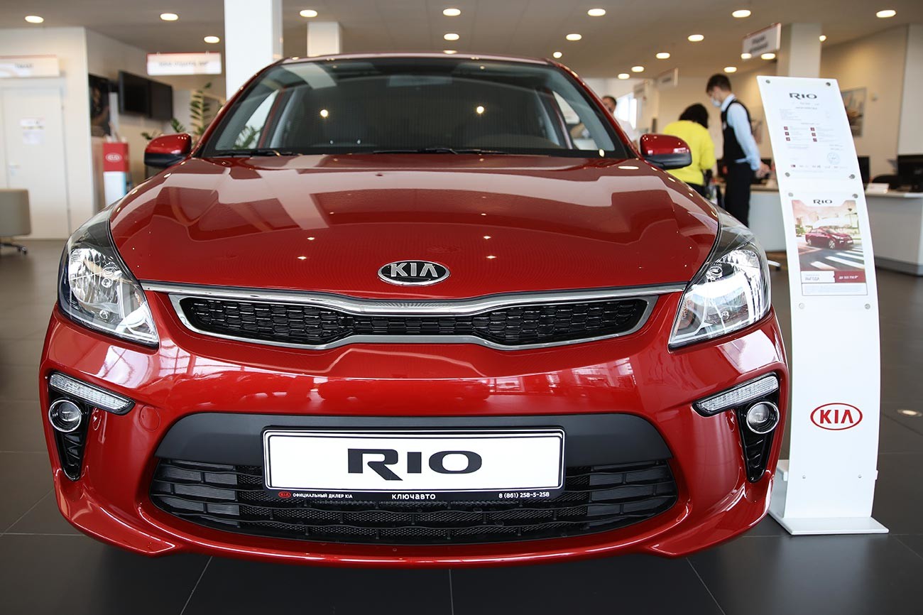 Автомобил Kia Rio у изложбеном салону „Ключавто“ у Краснодару. 