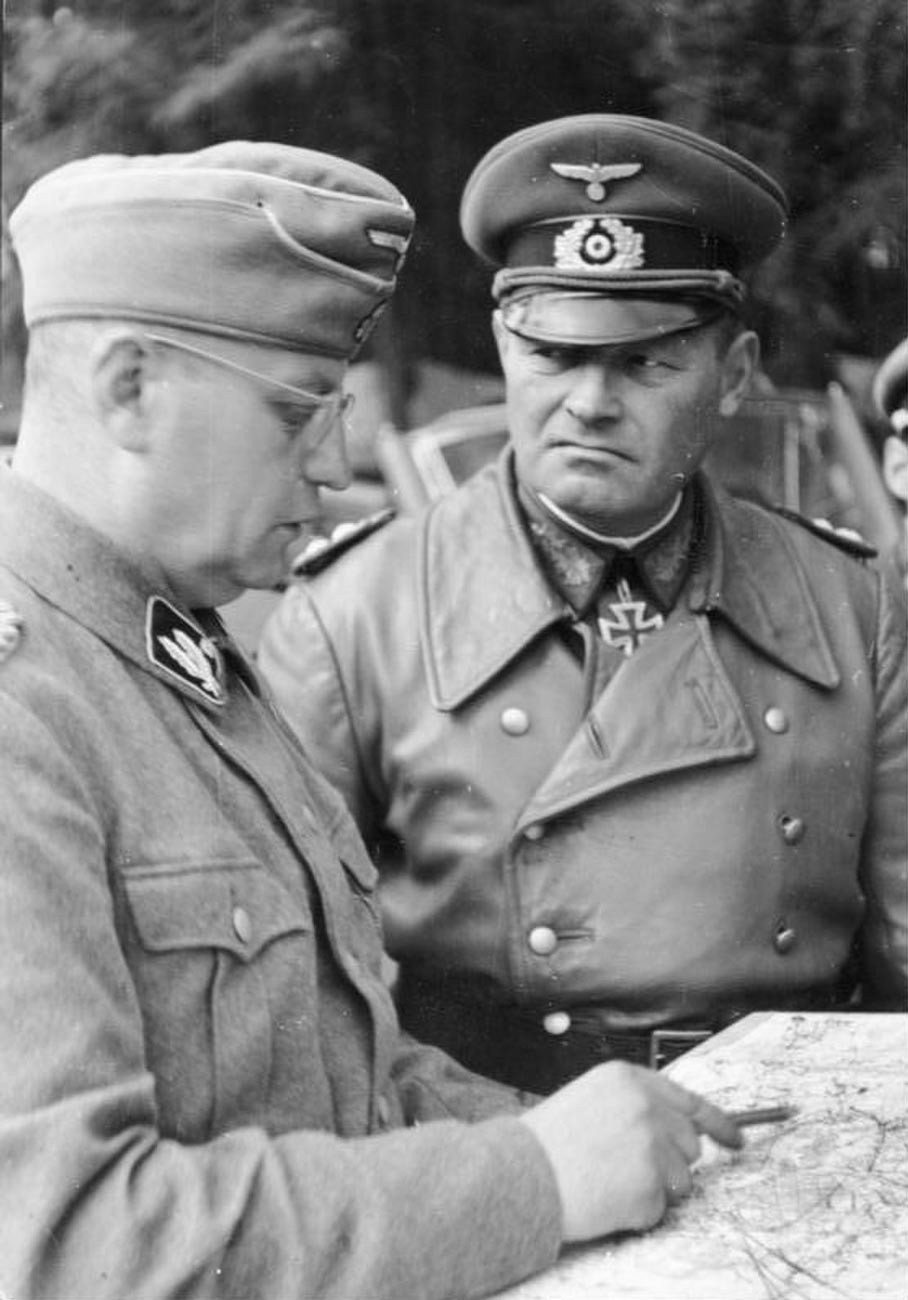 Командир корпуса обергрупенфирер Валтер Кригер (лево) и генерал Ерих Хепнер (десно)