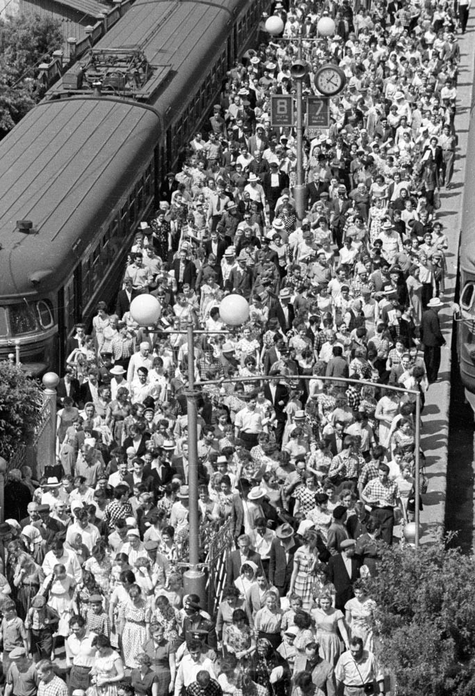 このような人混みでスリが紛れやすかった。ヤロスラフスキー駅のホームにて、1961年