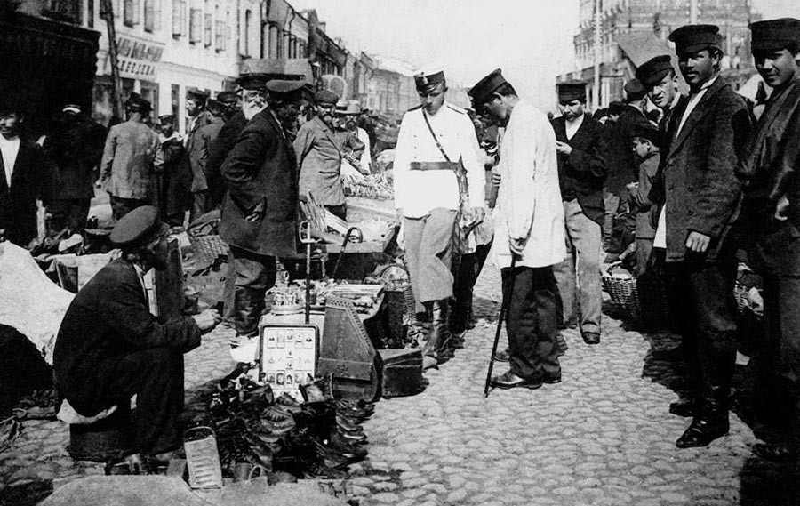 На Сухаревском рынке. Полицейские в одном из торговых рядов, 1900-1909 гг.
