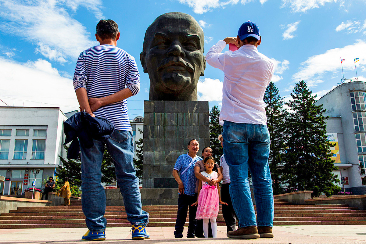 Statue de la tête de Lénine, la plus grosse au monde, à Oulan-Oudé, Bouriatie