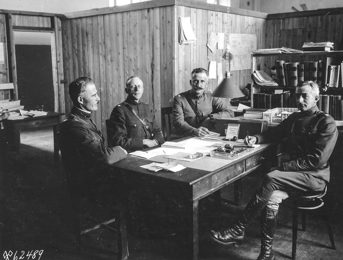 Oficiales de la Fuerza Expedicionaria Aliada en Arjángelsk en 1919.
