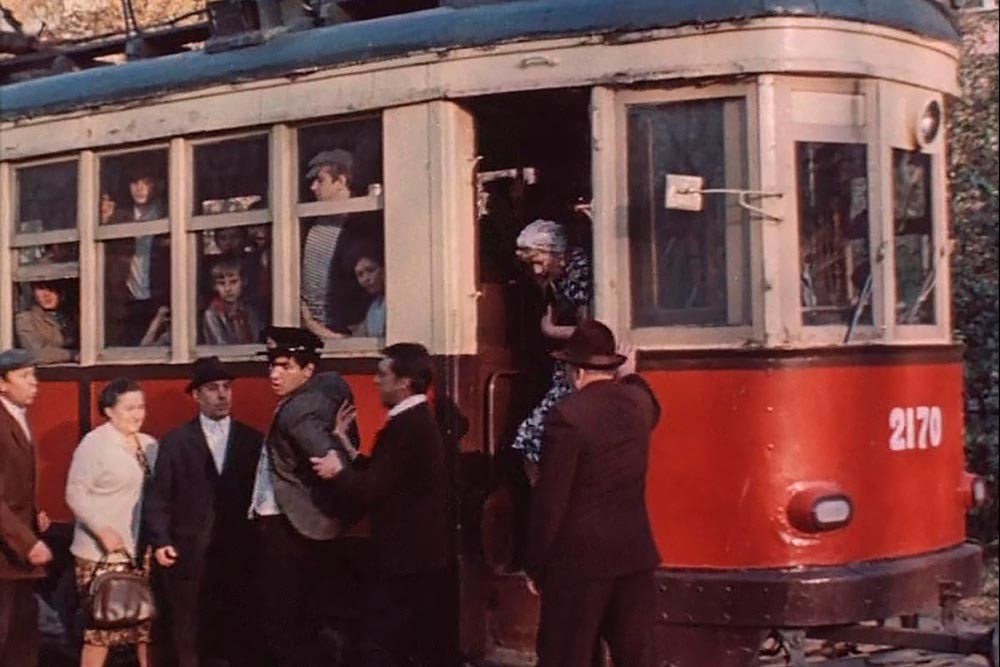 Un borseggiatore arrestato alla fermata del tram, 1979
